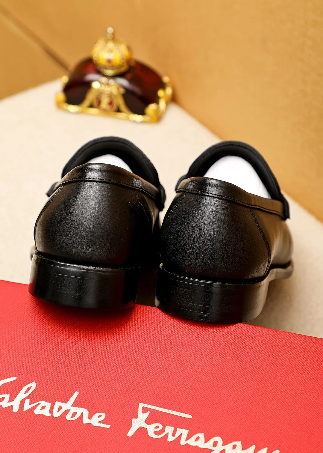 Men's shoes 💰442 💐 Product trademark: Ferragamo "Ferragamo" casual leather shoes Regular size: 38-44 (45.46🉑️customized) Product materials: Selected imported first-layer calfskin embossed upper + classic hardware buckle, imported water-dyed cow leather lining. Strong three-dimensional visual effect, combined outsole Color: 1⃣️color optional